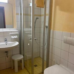 Zimmer mit Kingsize-Bett